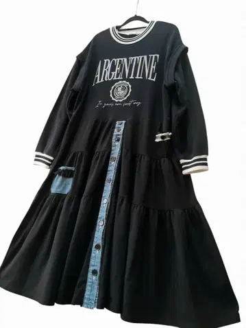 구제 의류 리메이크 블랙 트레이닝복과 티어드 도킹 원피스