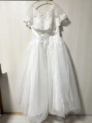 화이트 레이스 장식 A라인 웨딩 드레스