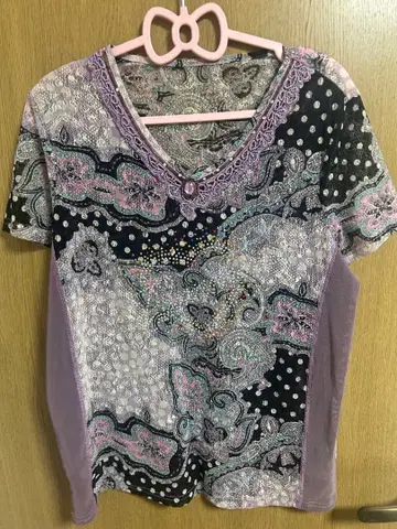 긴팔 프릴과 비즈 장식 상의