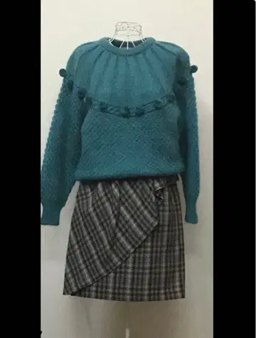 틸색 폼폼 니트와 체크 스커트 세트