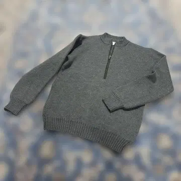 지퍼 달린 그레이 니트 스웨터