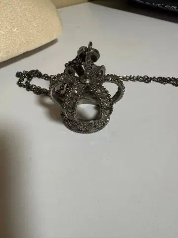 수요일의 앨리스 목걸이 왕관 대