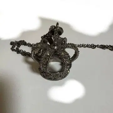 수요일의 앨리스 목걸이 왕관 대