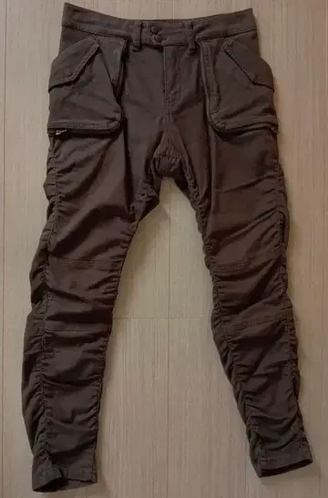 A.T(아츠로 우타야마) 새상품급 스타일업 효과 발군! 멋진 팬츠 카키