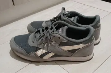 리복 그레이 스니커즈 23.5cm