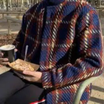 파랑과 빨강 체크 무늬 니트 스웨터