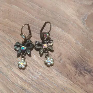 미하엘 네그린 리본과 꽃 모티브의 후크식 귀걸이