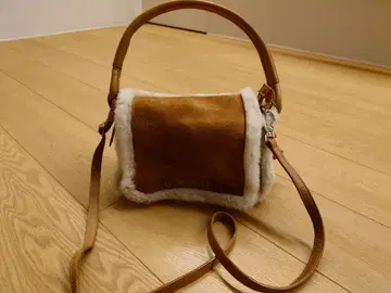 긴자 카네마츠 브라운/화이트 스웨이드 퍼 숄더백