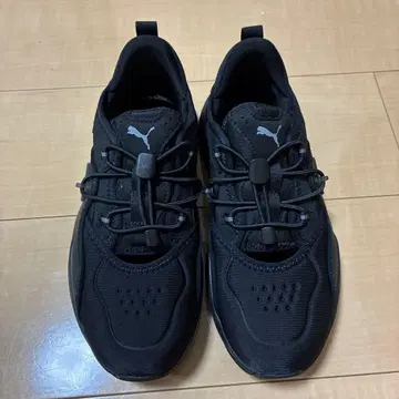 Puma 블랙 스니커즈 23cm