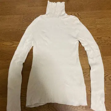 PRISTINE 화이트 터틀넥 스웨터