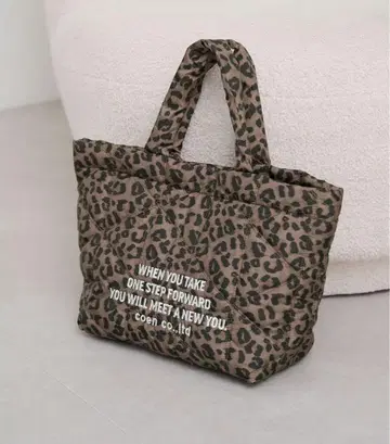 로고 자수 기하학 패턴 퀼트 런치 토트백