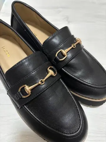 블랙 로퍼 골드 장식