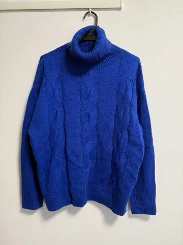 유나이티드 애로우즈 파랑 터틀넥 니트