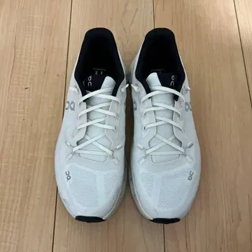 On CLOUDTILT 스니커즈