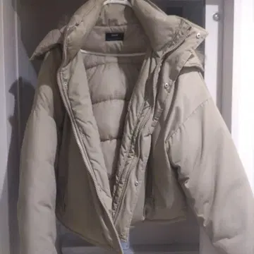 Bershka 숏 기장 베이지 다운 자켓 L/XL