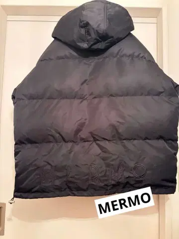 MERMO 다운 자켓 뒷면 로고 자수