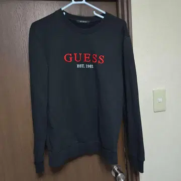 GUESS 블랙 맨투맨 EST.1981