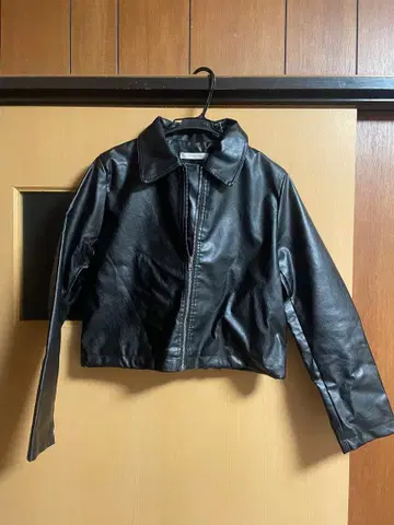 Dream garden 블랙 크롭 가죽 자켓