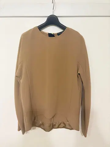 베이지 긴팔 셔츠 뒷면 지퍼 포함