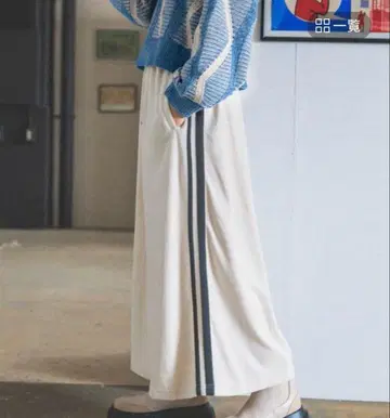 래빗 벨루어 라인 스커트 아이보리 x 차콜 라인