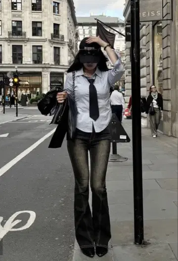 나비 웨이브 라인 부츠컷 데님 팬츠 차콜 브라운 1short