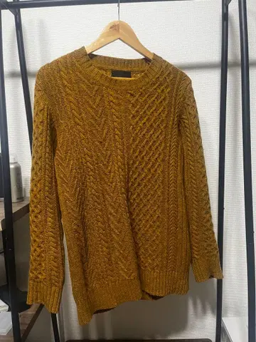 머스타드 케이블 니트 스웨터