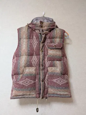 기하학 패턴 다운 베스트 후드 부착
