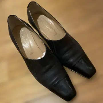 트루사르디 블랙 가죽 스틸레토 하이힐