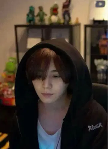 Aiver 후드티 블랙 야마다 료스케 착용 모델