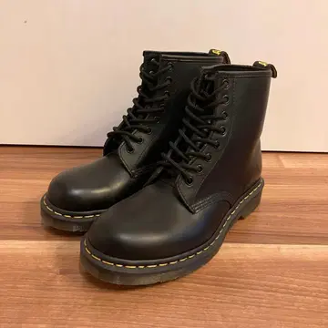 닥터 마틴 1460 8홀 부츠