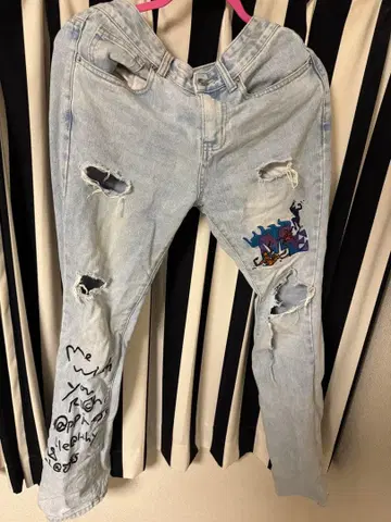 데미지 가공 라이트 블루 데님 팬츠 [ MAISONEMEMRALD ]