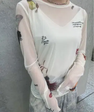 Ameri LITTLE FUNNY FACE SHEER TOP