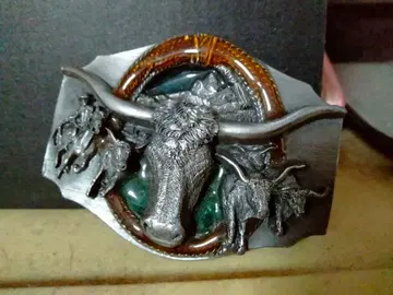 소와 카우보이의 금속제 벨트 버클