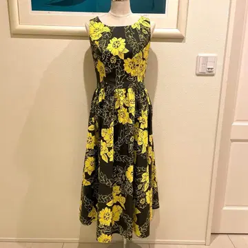 블랙과 옐로우 컬러의 꽃무늬 슬리브리스 원피스 마네킹 사이즈 9호