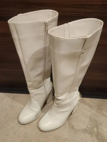 화이트 롱 부츠 골드 체인 포함