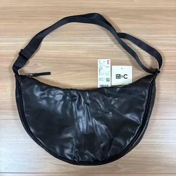 유니클로 레더 터치 라운드 숄더백 블랙