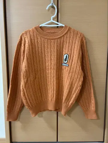 T'BIS STUDIO 케이블 니트 고양이 자수 긴팔 오렌지