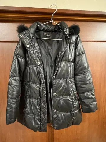 후드 부착 블랙 다운 자켓