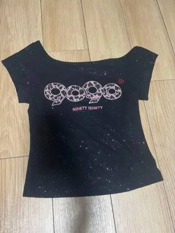 9090 OG Logo Off Shoulder Glitter Tee S
