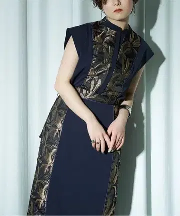 Ezick Jacquard line 슬리브리스 상의