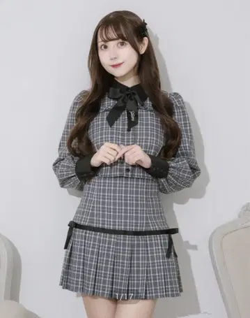 pium 컷 아웃 리본 브로치 포함 상의 하의