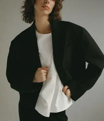 새상품급 HER. 하 크롭 테일러 자켓