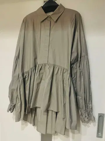 Mila Owen 셔츠 카라 개더 튜닉 블라우스