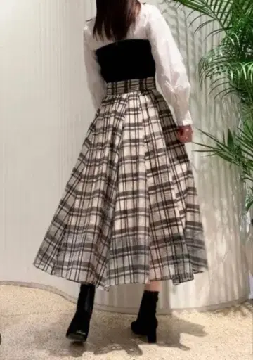 스나이델 시어 체크 볼륨 플레어 스커트