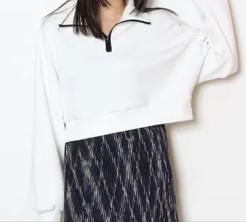 MURUA 화이트 맨투맨 상의