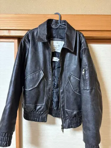 블랙 가죽 자켓 심플한 디자인