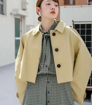 KBF 백 플레어 숏 자켓