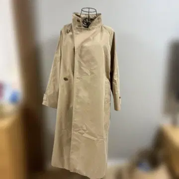 물건 정리중 베이지 더블 버튼 트렌치코트