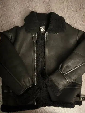 보아 라이닝 포함 블랙 가죽 자켓