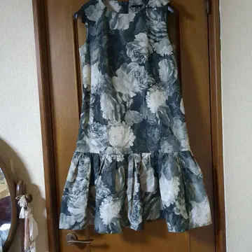 새상품급 TO BE CHIC 슬리브리스 플라워 프린트 플레어 원피스 42